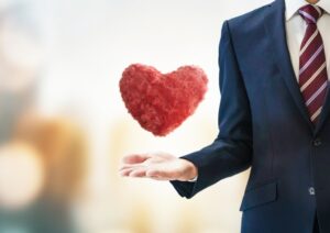 ハートを掌にのせている男性