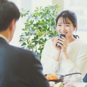 お見合い中の婚活男女