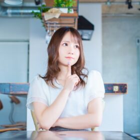 悩む婚活女子