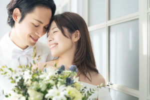 結婚式での幸せなカップル