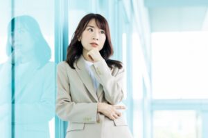 悩む女性
