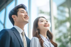 二人並んで上を向くカップル