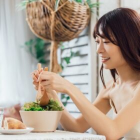 サラダを食べる女性