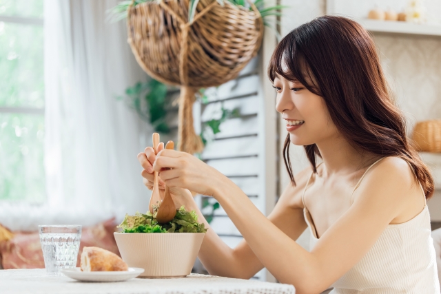 サラダを食べる女性