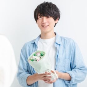 プロポーズする男性
