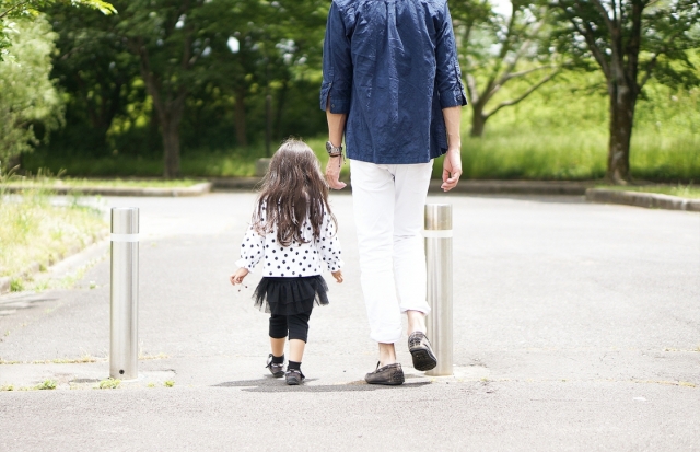 子供のお世話をする父親
