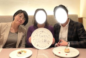 仲人と成婚カップルの喜びの表情