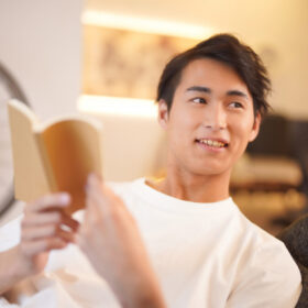 会話する男性