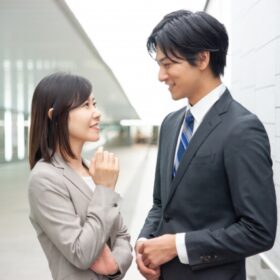 男性から声をかけられる女性