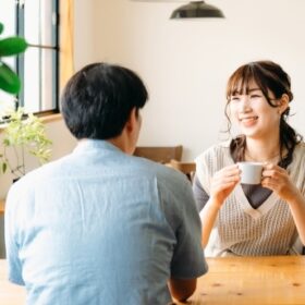 お見合いする男女