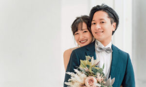 ハグする新郎新婦
