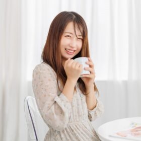 ワンピース姿の婚活女性