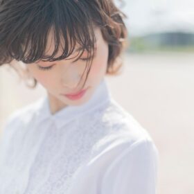 白いブラウスの女性