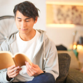 自宅で趣味に励む男性