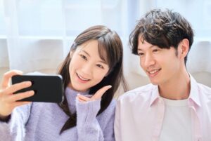 自撮りする婚活女子と交際相手の男性