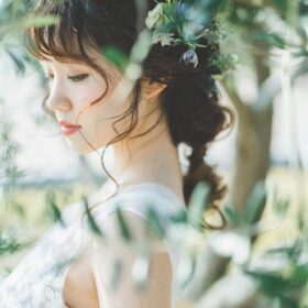 恥ずかしそうに俯いた女性の横顔
