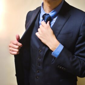 スーツ姿のハイスペック男性