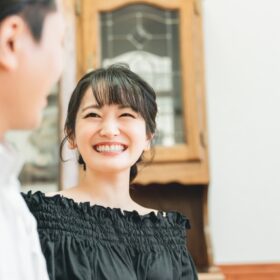 会話する女性