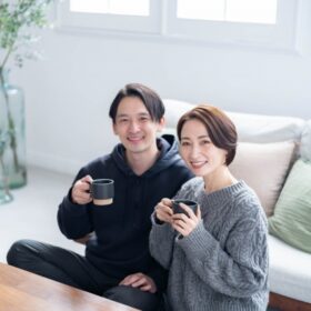 部屋でくつろぐ新婚カップル