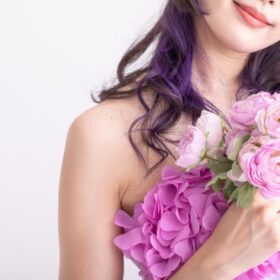 ピンクの薔薇を持つ花嫁