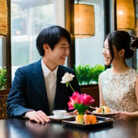 レストランで会話するカップル