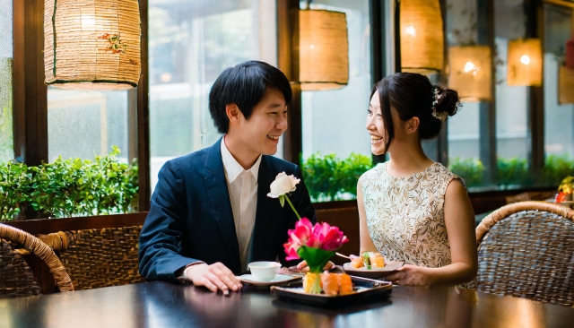 レストランで会話するカップル