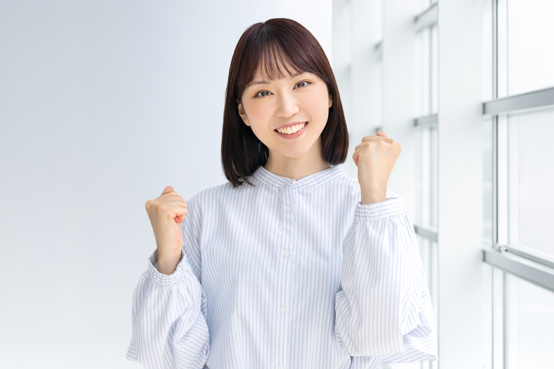 結婚のチャンスを手にいれてガッツポーズをする女性